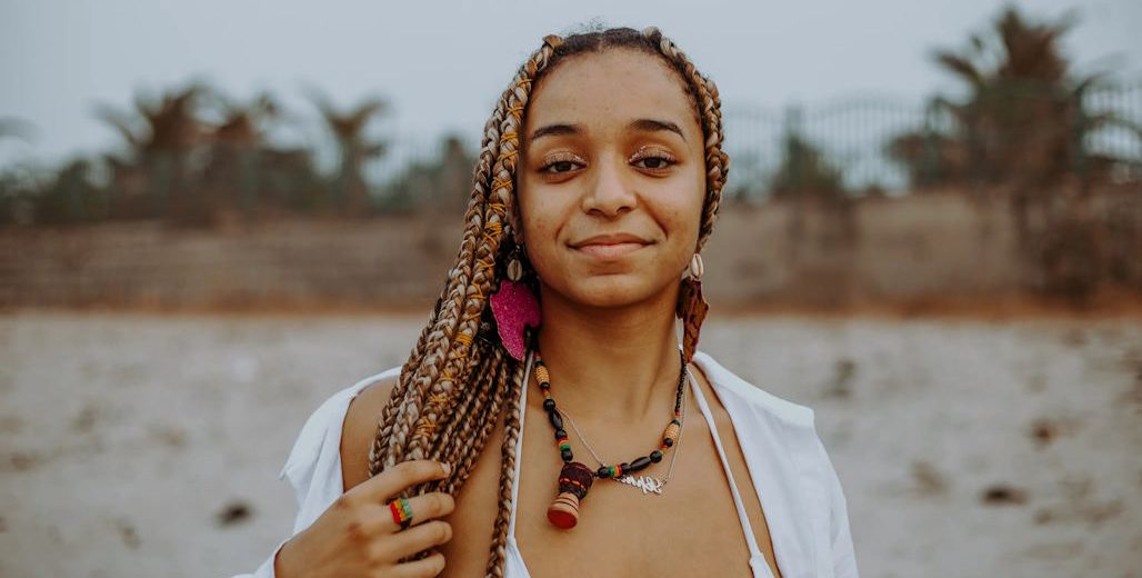 Maintaining Frizz-Free Curls in Braided Styles
