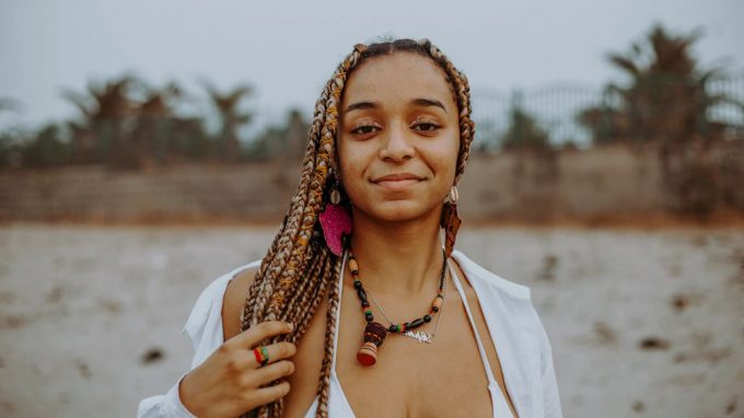 Maintaining Frizz-Free Curls in Braided Styles